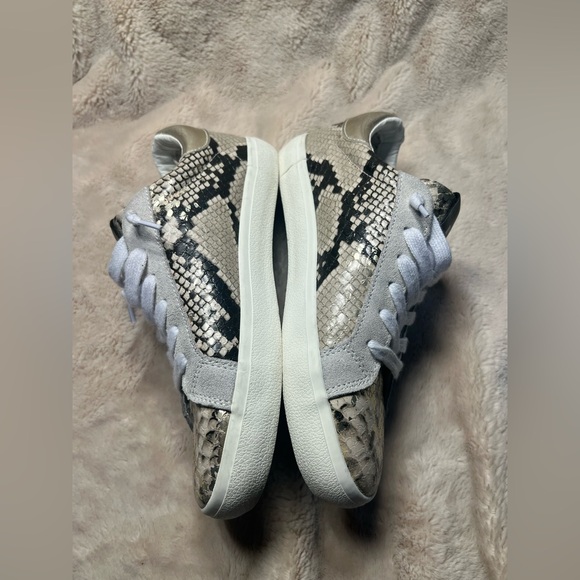 Steve Madden Philosophy White Sneaker skin snake texture star brown gold 8.5 - Picture 3 of 7